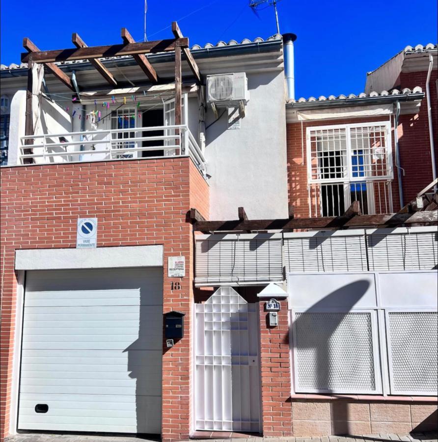 Casa Ideal Familias Y Grupos Con Balcones Exterior Soleada Patios Cerca Alhambra, Sierra Nevada, Rio Genil, Lancha Del Genil, Parque Llano Y Reloj Del Sol Con Barbacoas, Campo De Futbol, Circuito Gimnasia Apartment Granada Bagian luar foto