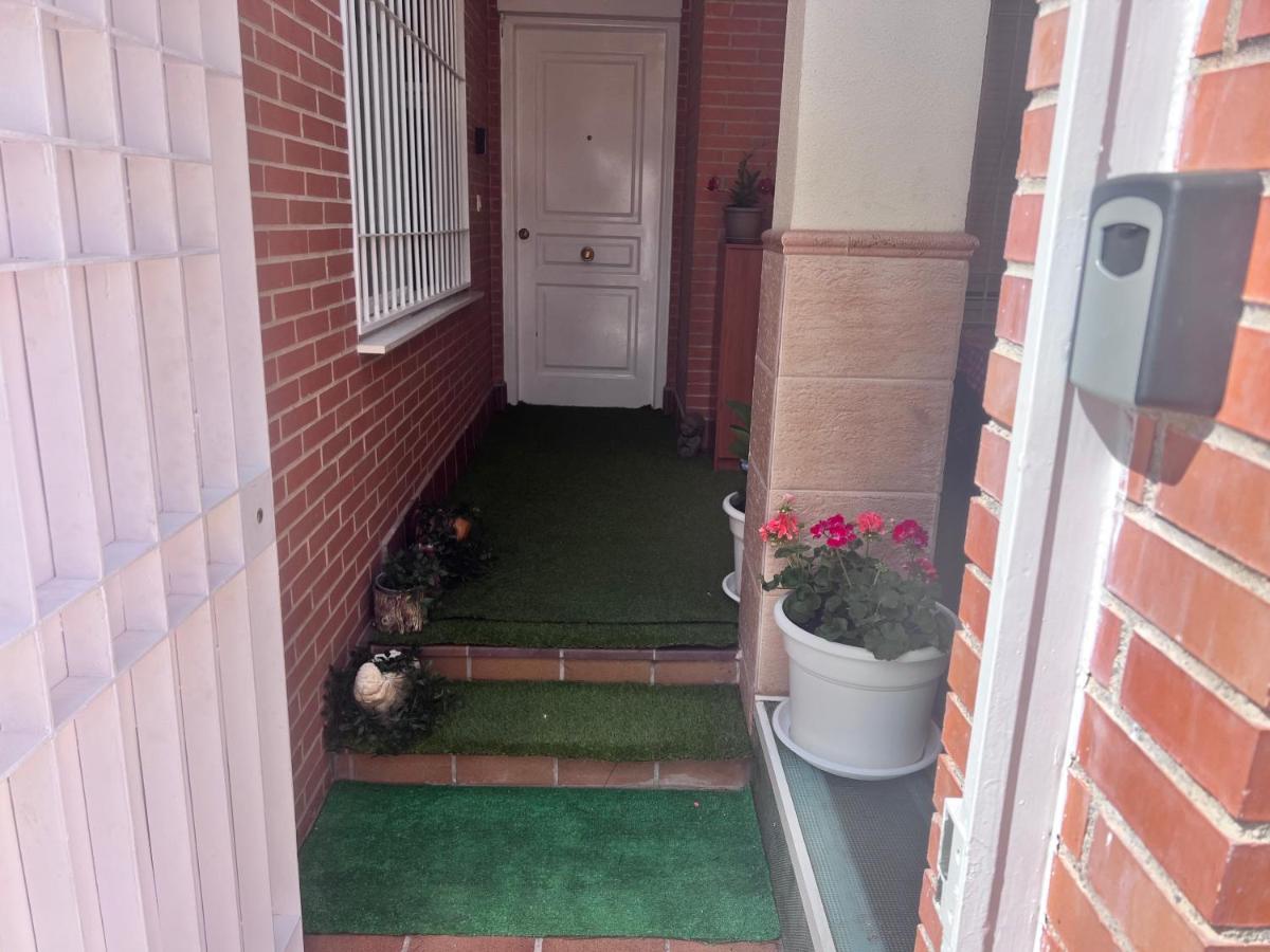 Casa Ideal Familias Y Grupos Con Balcones Exterior Soleada Patios Cerca Alhambra, Sierra Nevada, Rio Genil, Lancha Del Genil, Parque Llano Y Reloj Del Sol Con Barbacoas, Campo De Futbol, Circuito Gimnasia Apartment Granada Bagian luar foto