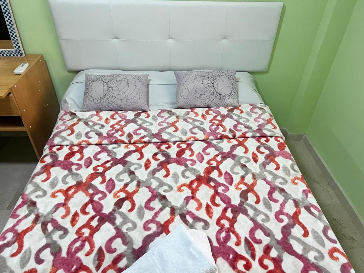 Casa Ideal Familias Y Grupos Con Balcones Exterior Soleada Patios Cerca Alhambra, Sierra Nevada, Rio Genil, Lancha Del Genil, Parque Llano Y Reloj Del Sol Con Barbacoas, Campo De Futbol, Circuito Gimnasia Apartment Granada Bagian luar foto